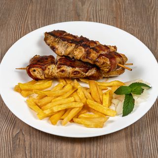 Pileći ražnjići u slanini