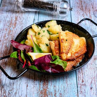 Sturion la plită și cartofi natur