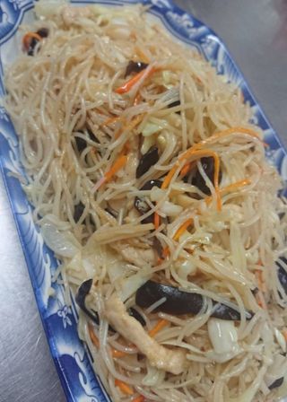 Spaghete de orez cu pui