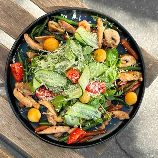 Теплий салат з ніжною курочкою та овочами (320г) + ПОДАРУНОК фільтр кава 