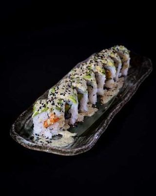 Roll de langostino crujiente con topping de aguacate