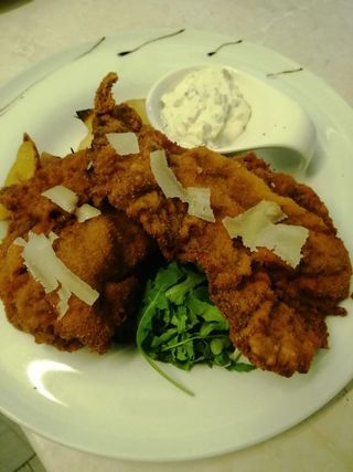 Snitel vita cu cartofi cu cartofi prajiti cu sos remulade