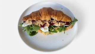 Croissant z kozim serem i burakiem