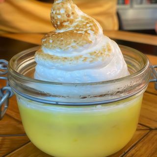 lemon pie con galleta de mantequilla y merengue quemado