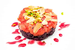 137a. Tartare salmone con riso nero
