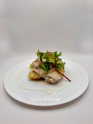 Piept pui in sos blue cheese cu cartofi copti 400g
