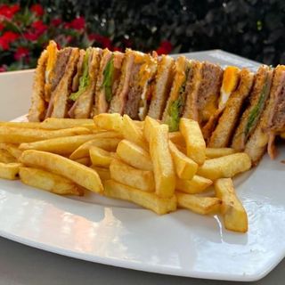 Sándwich Club Atún