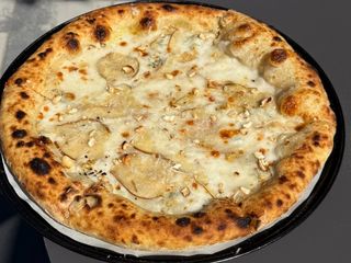 Піца Чесна, сирна з грушею (495г)