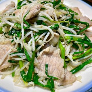 Cerdo con brotes de soja