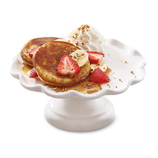 Pancakes z Truskawkami i Bananami, z bitą śmietaną i syropem klonowym 190 g