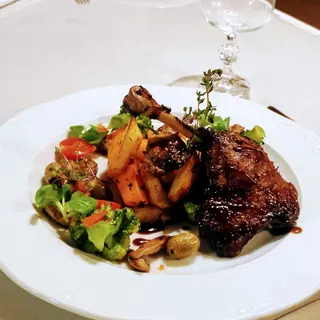 Качина ніжка конфі з овочами