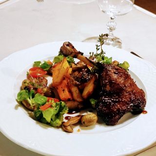 Качина ніжка конфі з овочами