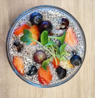 Chia bowl cu fructe și cereale