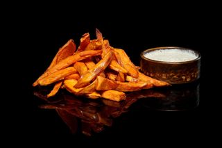 Хрупкав сладък картоф с трюфел сос (350г)