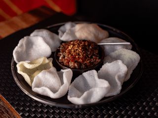 Тар-тар з тунця з рисовими чіпсами (150g)