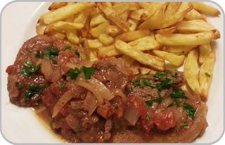 Bifinhos de Vitela Cebolada com Arroz e Batatas Fritas