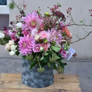 Flowerbox z różową dalią i kaniną