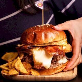 Hamburguesa La Quesúa