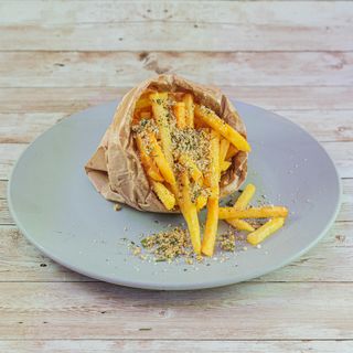 Pomfrit sa parmesanom i belim lukom