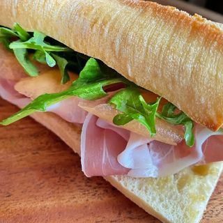 Sandwich cu prosciutto crudo 