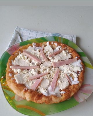 Langos cu sunca, branza si smantana