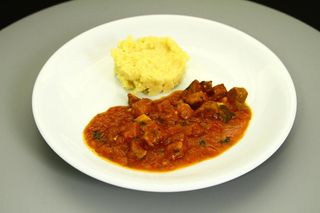 Gulas de porc cu mamaliguta