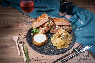 Chabatta cu pui si cartofi alandala & sos gorgonzola