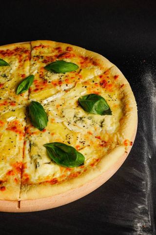 Black pizza Quattro Formaggi