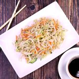 51. Соеви кълнове и зеленчуци (600г)