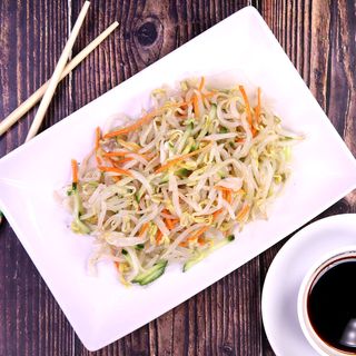 51. Соеви кълнове и зеленчуци (600г)