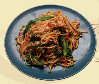 Ramen saltato con verdure e uova