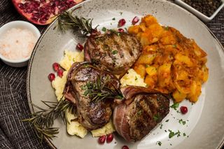 Medaljoni od svinjskog filea na kajmaku