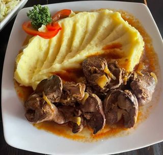 Ficatei de pui sote cu cartofi/mamaliga