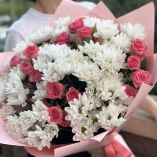 ქრიზანთემების და ვარდების თაიგული