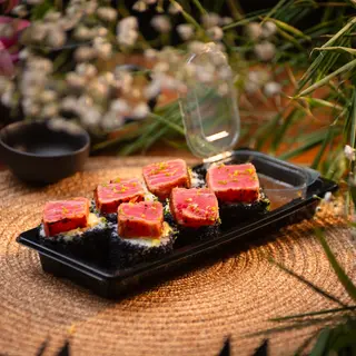 Tuna roll with yuzu sauce