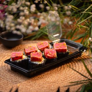 Tuna roll with yuzu sauce