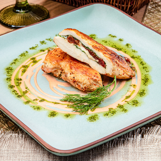 Куриная грудка с вялеными  томатами (200гр)