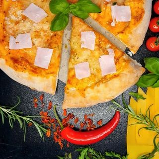 Pizza Vesuvio z szynką 26cm