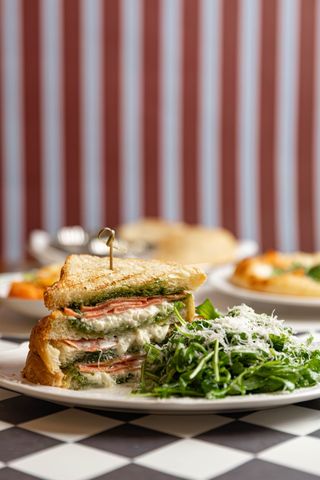 Сендвич с ветчиной, соус песто и страчателлой (350г)