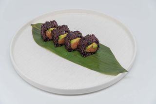 Uramaki black salmone - 4 pezzi