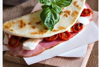 Piadina con cotto e mozzarella