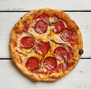 Pizza al tegamino acciughe e salame piccante