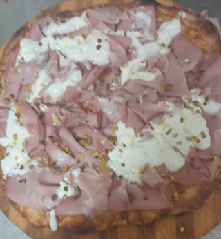Mortadella, stracciatella e pistacchi