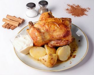 Pollo KIKIRIKI con patatas asadas y allioli