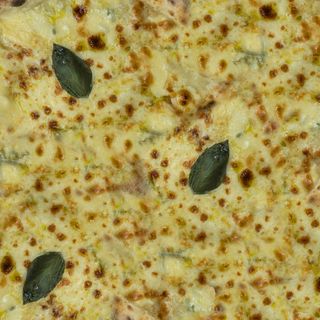 Pizza Quattro Formaggi Con Gorgonzola E Tocco Di Miele (60 cm x 40 cm) 