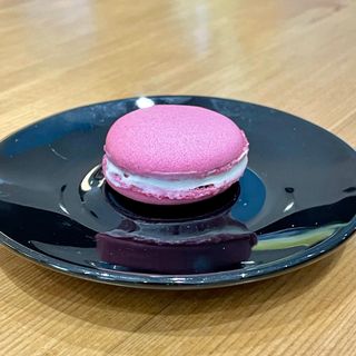 Макарон с бял шоколад и червена боровинка 20гр.