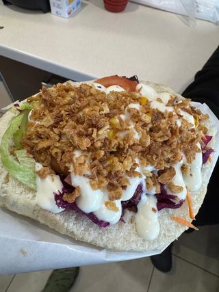 Pita / knysza z kotletem i warzywami