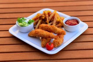 Crispy cu cartofi prăjiți si sosul casei