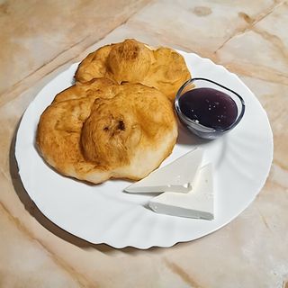 Мекици със сладко и сирене