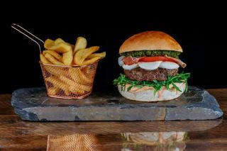 Burger Serrano i mini frytki